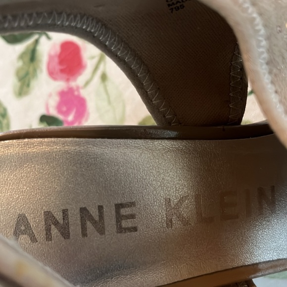 Anne Klein shoes. Size 9M. Beige with sparkles. - Picture 3 of 10